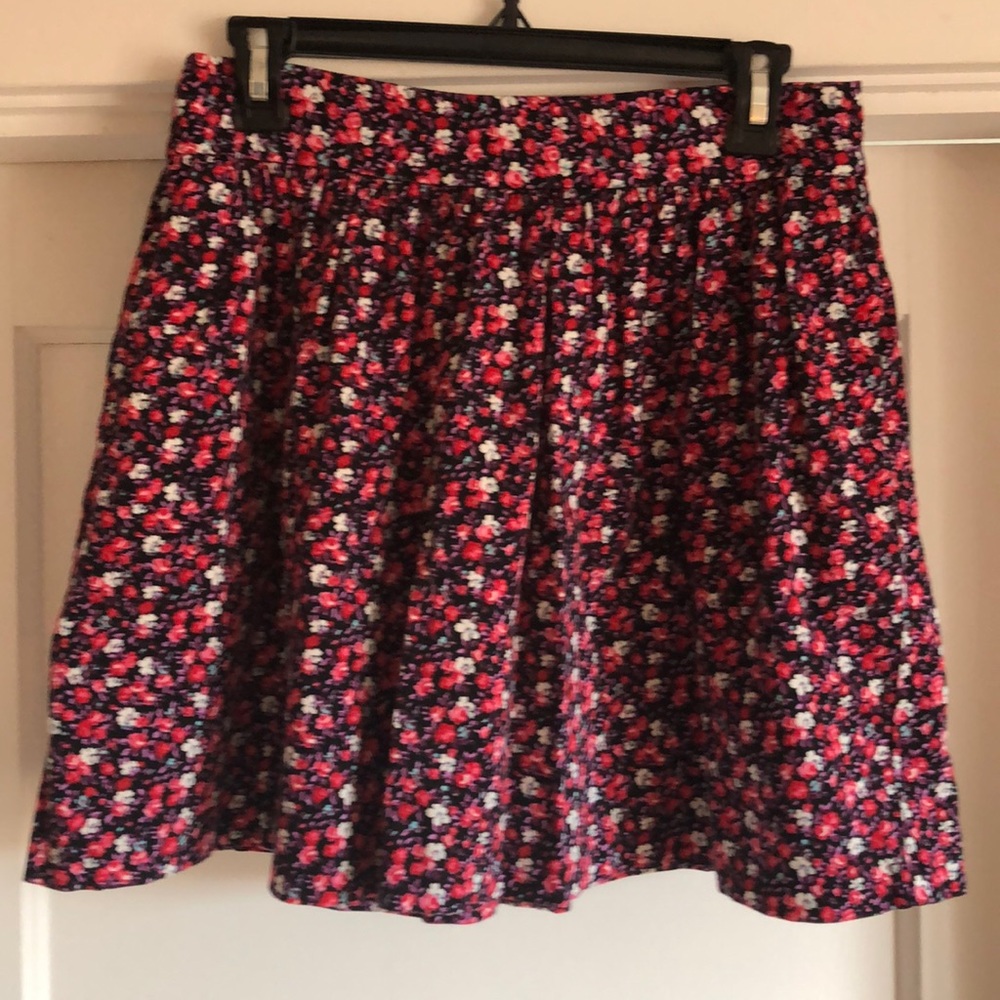 Cute Floral Skirt with Pockets!